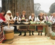 Żniwa przy starej Plebani w Osmoli 1971r., zdjęcie Krystyny Kutyłowskiej