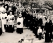Uroczystości szkolne przed starym budynkiem szkoły lata 60 , zdjęcie Alicji Zalewskiej